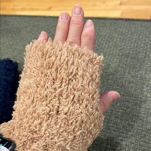 Gap Cozy Tan and Dark Navy Fuzzy Boucle Fingerless Gloves